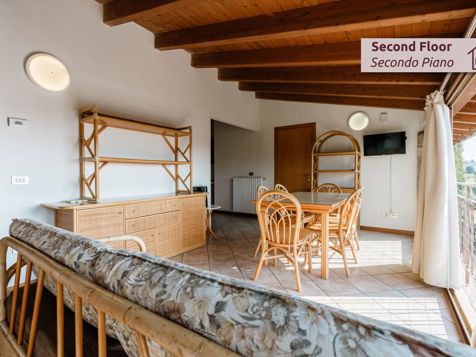 Vierzimmerwohnung im zweiten Stock-1