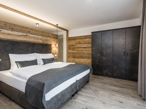 Wellness-Deluxe-Suite mit Whirlpool image 2