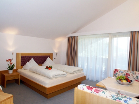 Wilde Orchidee Mansardenzimmer image 1