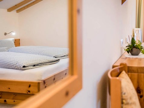 Wilde Orchidee Mansardenzimmer image 2