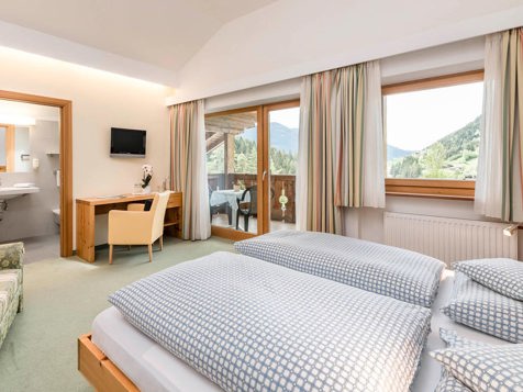 Wilde Orchidee Mansardenzimmer image 3