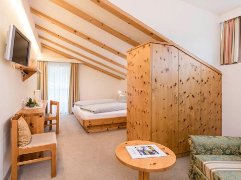 Wilde Orchidee Mansardenzimmer image 5