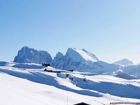 Winterurlaub in Südtirol mit verschneiten Dolomiten