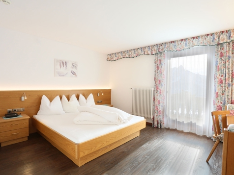 Zimmer mit Dolomitenblick image 3