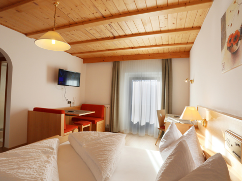 Zimmer mit Dolomitenblick image 5